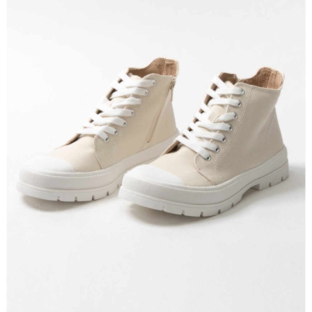 Soda, tennis shoes. Size 7